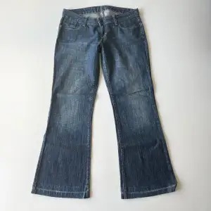 Vintage lågmidjade bootcut jeans från Ventana Jeans. Midjemått: 78 cm. Innerbenslängd: 71 cm. Inga defekter. Storlek W30, passar mer W28/29. Modellen är 167 cm lång. Skriv privat för mer bilder och mått! 💕