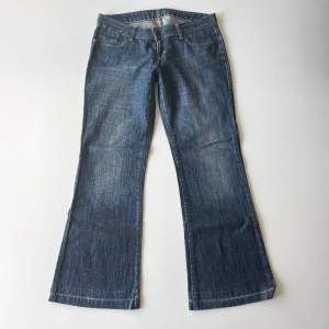 Vintage lågmidjade bootcut jeans från Ventana Jeans. Midjemått: 78 cm. Innerbenslängd: 71 cm. Inga defekter. Storlek W30, passar mer W28/29. Modellen är 167 cm lång. Skriv privat för mer bilder och mått! 💕