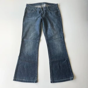 Lågmidjade jeans - Vintage lågmidjade bootcut jeans från Ventana Jeans. Midjemått: 78 cm. Innerbenslängd: 71 cm. Inga defekter. Storlek W30, passar mer W28/29. Modellen är 167 cm lång. Skriv privat för mer bilder och mått! 💕