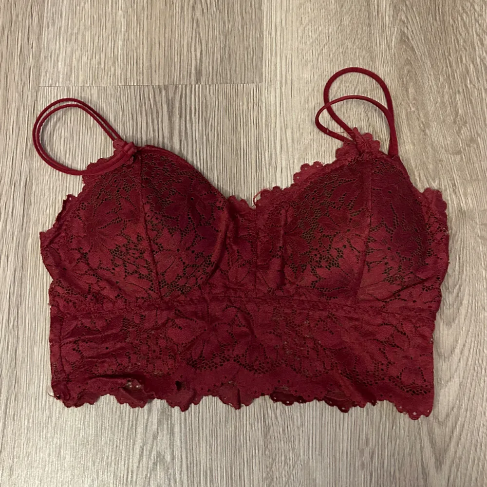 Vinröd/lila bralette som används 2 gånger. ❤️ passar inte i den så säljer vidare! Storlek S! Köp via köp nu!. Toppar.