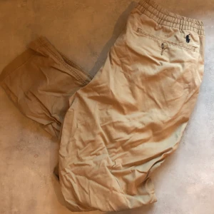 Polo Ralph Lauren Byxor  - 9/10 skick nästan aldrig andvända är typ som linnebyxor men i Chino material storlek M