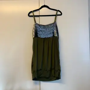 Säljer denna olivgröna klänningen med paljetter som är helt oanvänd! Passar perfekt till fest⭐️