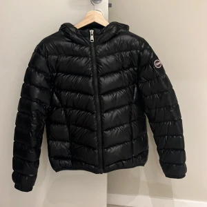 Colmar jacka  - Säljer min fina vinterjacka från colmar. Vet inte storlek men skulle säga 38. Den har inga defekter, hör av er vid frågor💌