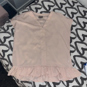 Blus - Säljer denna tröjan som inte kommer till någon användning,storlek M men passar som S också, är aldrig använd så är som nyskick. Pris går att diskutera.