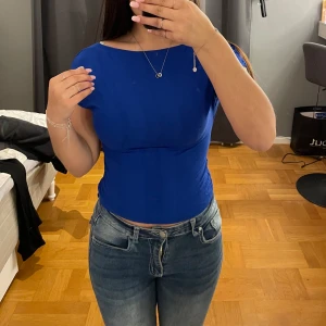 T shirt  - Säljer den här blå fina t shirten med öppen rygg. Använd ändast en gång så bra skick. Betala helst inom plick💞