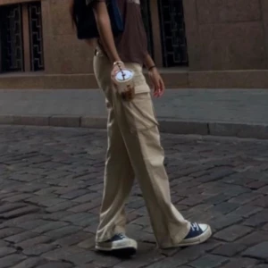 Beige cargobyxor  - Fina beiga cargobyxor köpta från Berska. Säljer pga att de inte kommer till användning längre. Inga defekter, pris kan diskuteras :)