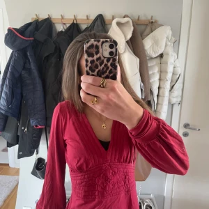 Vinröd blus  - Jätte fin blus! Köpt secondhand så märket är oklart😅Säljer då jag inte får någon användning av den längre❤️