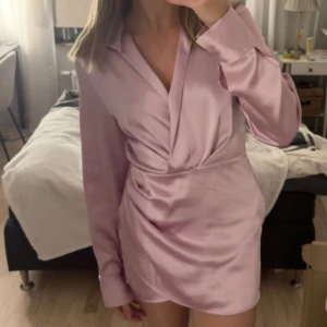 Rosa Zara Klänning - Rosa klänning från Zara, använd en gång💕