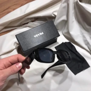 Prada Solglasögon  - Prada 17ws, 2 förpackningar och en duk(för att rengöra linserna). Väldigt bra skick, skriv om ni vill ha mer bilder 🥰