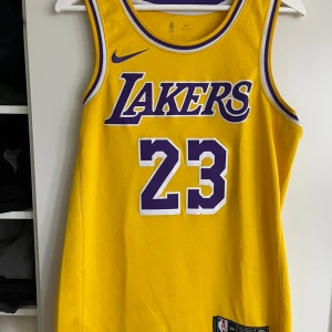 Lakers Basketlinne  - Lebron James #23 Äkta och endast använd 1 gång! Storlek M PRIS: 400 kr