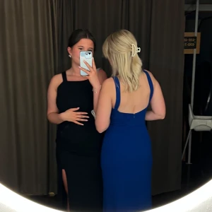 Balklänning - Säljer min balklänning som användes på förra årets studentbal. En superfin men simpel klänning med relativt djup rygg och en slit framtill💞