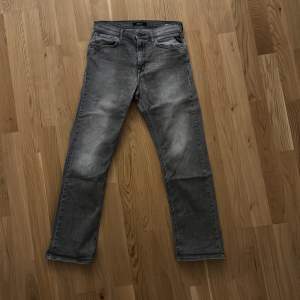 Replay jeans grå riktigt snygg grå tvätt i 9/10 skick. Passar 160-172