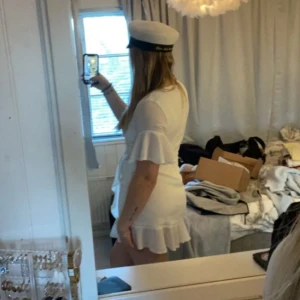 Studentklänning - Säljer denna jättesöta student/skolavslutnings klänning. Funkar lika bra som en helt vanlig sommarklänning också. Endast använd 1 gång. Storlek S, köpt från bubbleroom.