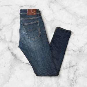 Väldigt snygga Tiger of Sweden jeans! ❗️Byxan är inte i modellens storlek❗️  Byxan är i nyskick och sitter fint med en väldigt snygg tvätt. Modellen är evolve och storleken är W32/L34. Kontakta vid fler frågor eller funderingar🤝