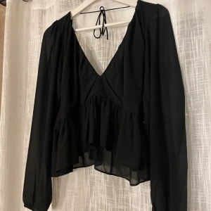 Svart urringad topp - Säljer då den inte kommer till användning längre ! Superfin festtopp annars i gott skick.