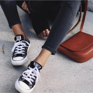 Låga Converse i toppen skick 😍 - Storlek 37 på dessa passar även 37,5 då Converse är lite större i storleken skulle jag säga! Har använt dem va 3-4 gånger men dem ser helt sprillans nya ut om jag får säga det själv (bilderna är lånade) skriv vid intresse och om fler bilder önskas 🥰🌸