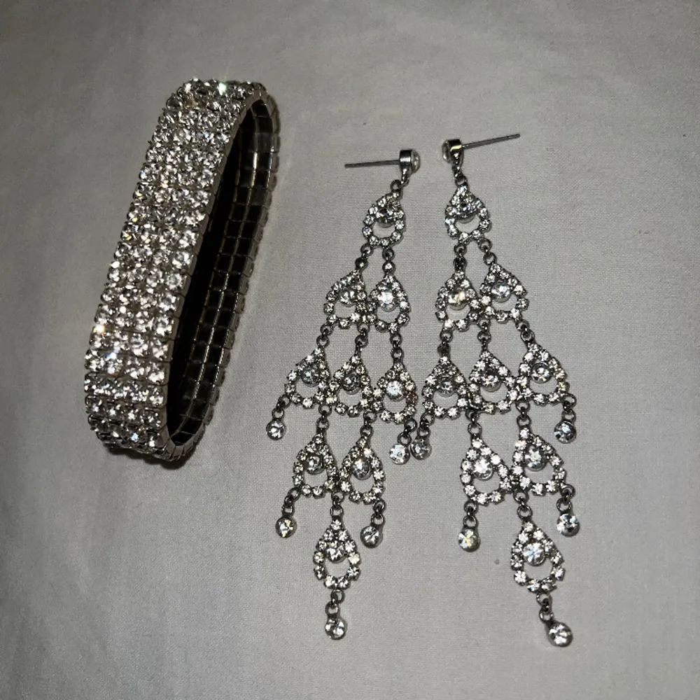 Säljer dessa fina silversmycken, använda en gång vid bröllop. Inköpta på glitter för 349:- Säljer för 150❤️. Accessoarer.