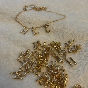 Bokstavs halsband  -  Säljer ett bokstav halsband i guld som jag aldrig använt. Halsbandet ingår det andra bokstäver💕