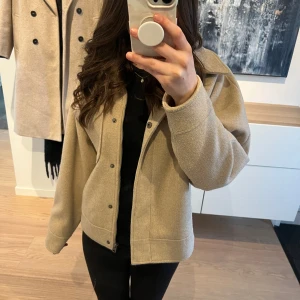 Kort kappa  - Säljer nu denna korta kappan ifrån zink då den inte kommer till användning💕. Köptes  på Ullared förra våren och är endast använd några få månader❤️. Skriv om ni har några frågor eller vill ha fler bilder💖