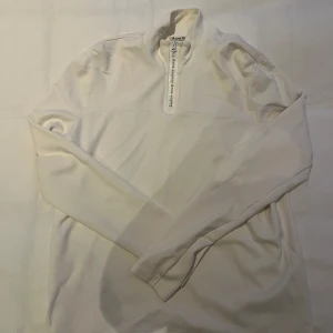 Acne Studios, Storlek M, Äkta  - Acne Studios perfekt till våren, hösten och till sommaren, Äkta köpte den i NK. 