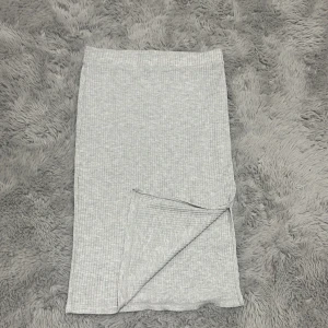 Kjol med slits  - Stl. 134-140 / 8-10 år. Slits. Ribbad. 