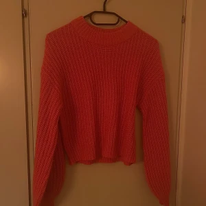Rosa stickad tröja - En rosa stickad tröja som är rätt liten i storleken. I mjukt material och i mycket bra skick.