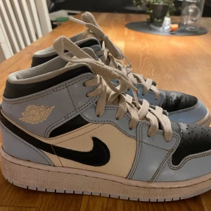 Air jordan 1 mid - Säljer mina air jordans i ice blue/ black-sail-white i bra skick. Finns några mindre tecken på användning. Levereras i orginalförpackning.💓