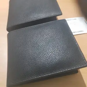 - En svart plånbok av äkta läder  - Direkt från fabrik 