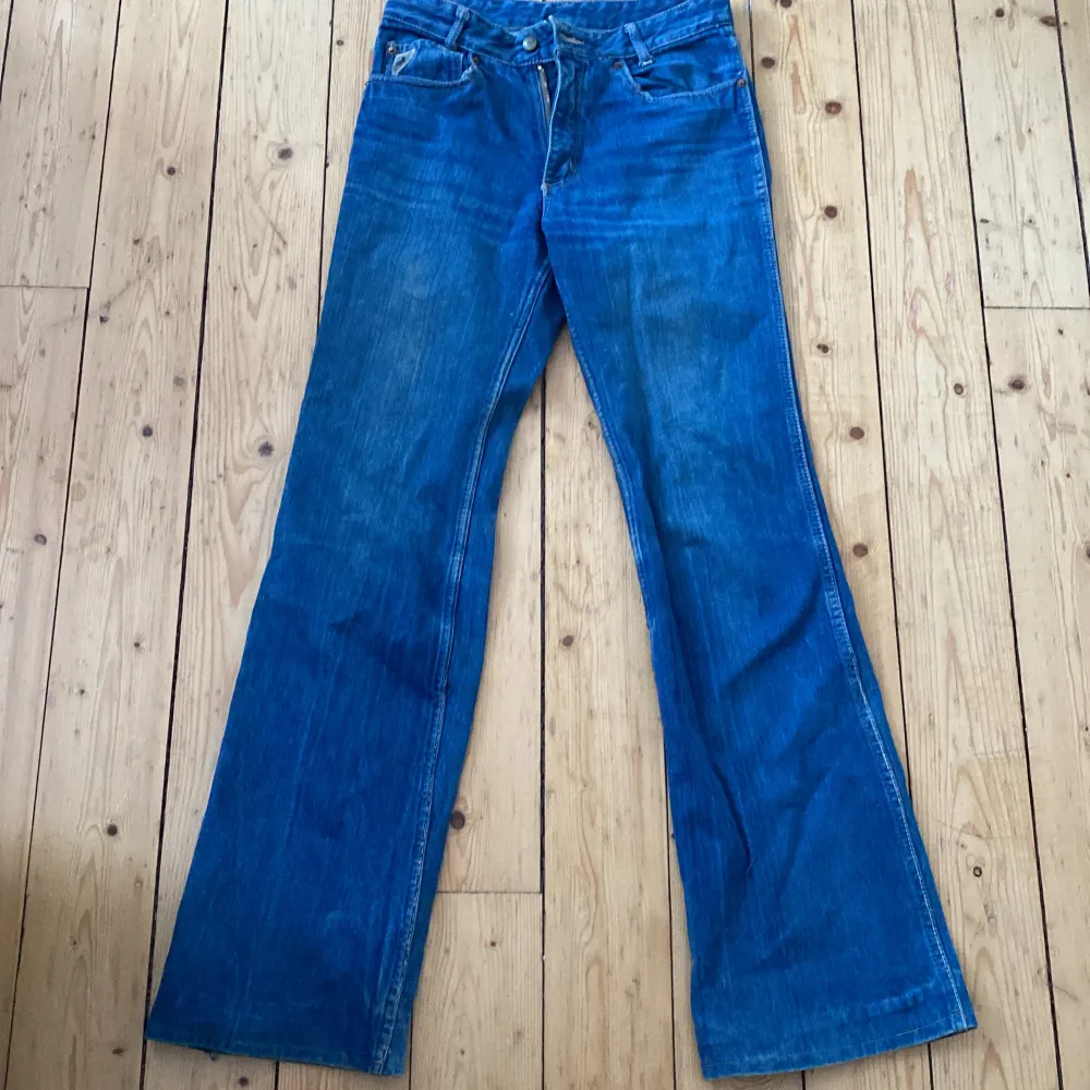 Säljer dessa lågmidjade jeans eftersom de är för små. Är i väldigt fint skick. 💞. Jeans & Byxor.