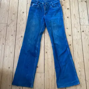 Säljer dessa lågmidjade jeans eftersom de är för små. Är i väldigt fint skick. 💞