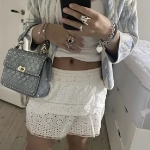 Zara kjol - Zara kjol, andvänd fåtal gånger och jättefint skick💗 går inte att köpa längre och stor i storleken, passar mig som är s