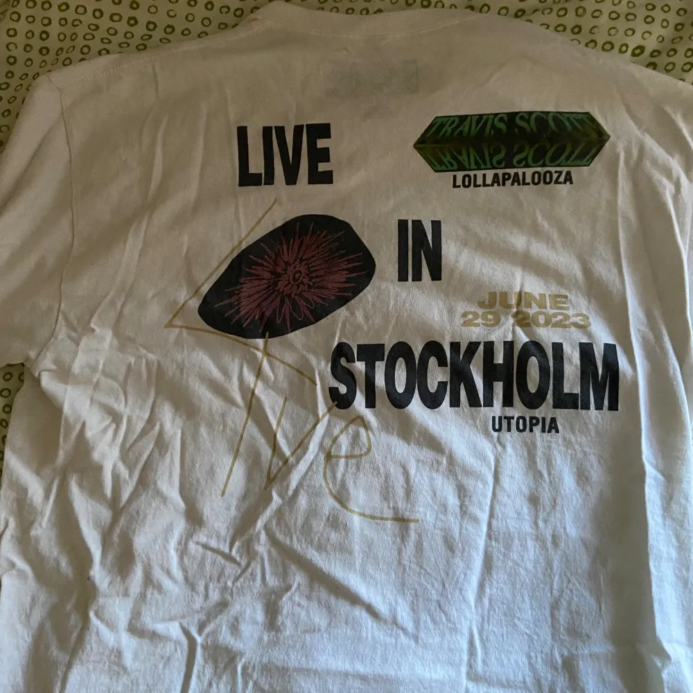 fet travis tshirt som jag köpte på lollapalooza 23, om det betyder något så nuddade den front row :). T-paidat.