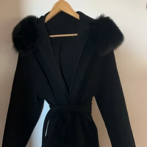 Pälskappa  - Säljer denna fina kappa då den inte kommer till användning längre. Den är i nytt skick och ingen inga defekter. Strl S-M och är lite oversized av sig. Pris kan diskuteras vid snabb affär. 