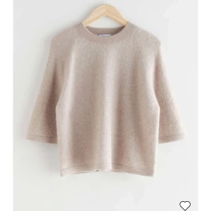 Stickad tröja i alpackaull - Säljer nu min fina stickade tröja från Otherstories i XS. Passar till allt och perfekt till våren 🌷 Använd men är i bra skick ✅Prisförslag ✅ Ordinarie pris: 690 sek  Frågor kom privat 💓