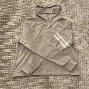 Stronger hoodie  - Stronger tränings-hoodie äkta. Säljer då den ej kommer till användning, fint skick inga defekter. Dm för eventuella frågor mm, tack på förhand ☺️