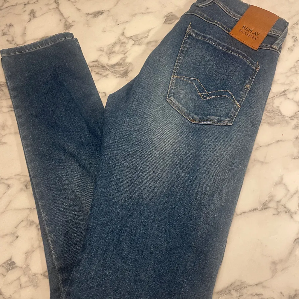Säljer ett par schyssta Replay jeans, modellen Anbass. Storleken är 30/34 men passar lika bra 30/32 ish.. Jeans & Byxor.