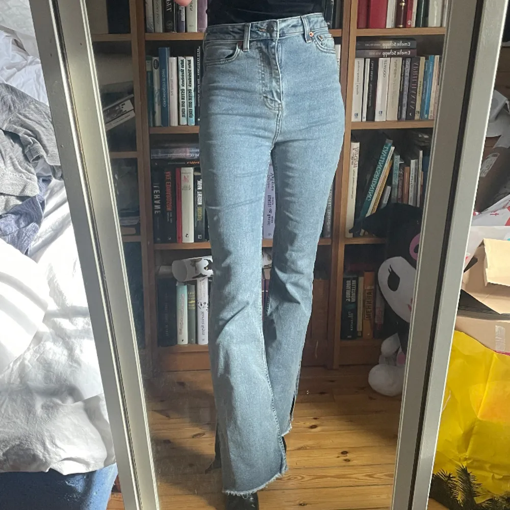 Jeans från motel rocks, hög midja och bootcut med slits. I perfekt skick, endast använd ett fåtal gånger. Jeans & Byxor.