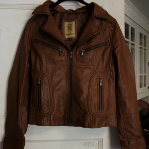 Läderjacka - Brun läderjacka, ljusare i färgen i verkligheten. Nyskick.