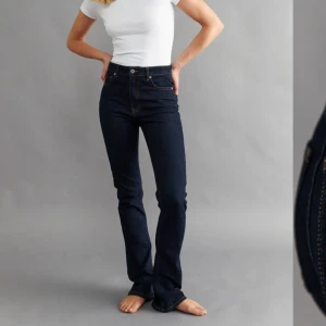 Bootcut jeans  - Bootcut jeans från Gina Tricot i storlek 32. Aldrig använda nypris 499kr