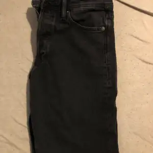 Svarta Jack and Jones jeans. Modellen är Loose chris, storlek 30/32. De är väldigt snygga men säljer de pga att de är lite för stora för mig. Mitt pris är 500 men kan sänkas vid snabb affär.