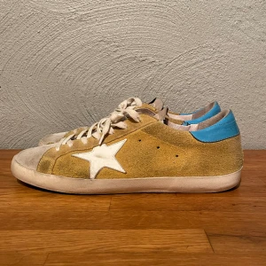 Golden Goose 43/44 - Storlek 44 men passar även 43. Skick 8/10! Kom privat vid minsta lilla fråga! Kan gå ner i pris vid snabb affär!