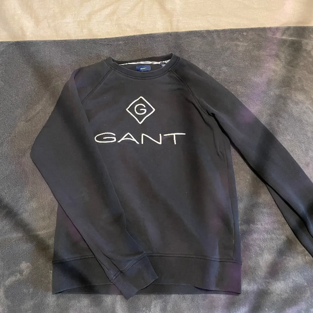 Säljer denna Gant tröja, bra skick. Storlek 13-14 years, passar ca 165. Tveka inte på att höra av dig, även för minsta lilla fråga!. Tröjor & Koftor.
