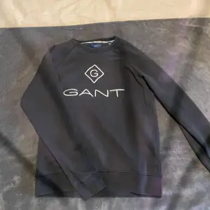 Säljer denna Gant tröja, bra skick. Storlek 13-14 years, passar ca 165. Tveka inte på att höra av dig, även för minsta lilla fråga!