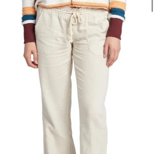 Roxy linnebyxor  - Säljer ett par beiga linnebyxor från Roxy då de är lite för stora! Det är i fint skick då de inte är använda✨💗köparen står för frakten och pris kan diskuteras