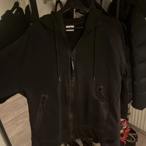 C.P Company Zip Hoodie  - Säljer en fet C.P zip i bra skick! Bara höra av sig ang pris eller mera bilder! 