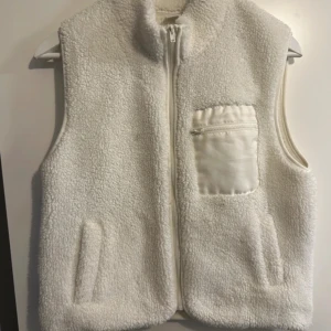 Teddyväst lindex - Superfin teddyväst från Lindex💕 Storlek 146/152 i barn, men skulle säga att den är XS/S🤗