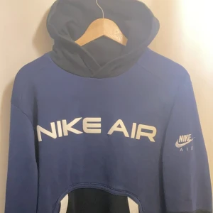 Nike  AirMax Tracksuit  - Nike Air tracksuit  Obs! byxorna finns i profilen  -skick 9/10 -strl m -nypris 2400 ”Totala tracksuiten”  Legar i garderoben för det mesta, hit me up! Passar män, kvinnor och alla kön säkert nog.  Mvh D