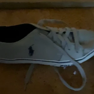 Skor  - Säljer dessa jätte fina ralph lauren skor i storlek 42