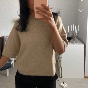 Stickad t-shirt - Stickad t-shirt i beige från &Other Stories. Som ny, säljer för har ej användning av den. I strl XS, passar även nån med small. Köparen står för frakt❤️