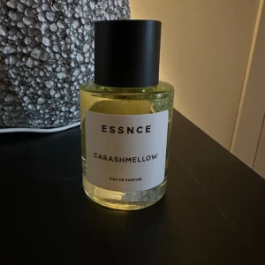 Carashmellow  - Jag säljer denna parfymen då den inte kommer till användning. Bara testat 1 gång så flaskan är helt full!  50ml  Toppnoter - Karamell & Mjölk Hjärtnoter - Kumarin & Honung Basnoter - Vanilj  & Vit mysk Doftfamilj - Amber vanilj, gourmand +frakt